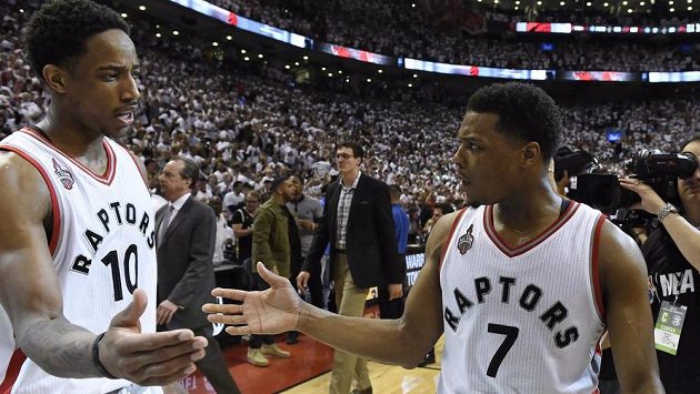 Basketbalisté Toronta Raptors' DeMar DeRozan a Kyle Lowry (7) se radují z druhé výhry nad Clevelandem Cavaliers v play off NBA. Basketbalisté Toronta Raptors' DeMar DeRozan a Kyle Lowry (7) se radují z druhé výhry nad Clevelandem Cavaliers v play off NBA.