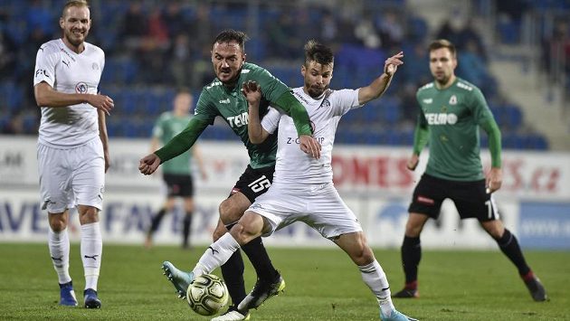 Martin Doležal z Jablonce a Jan Navrátil ze Slovácka bojují o míč. Martin Doležal z Jablonce a Jan Navrátil ze Slovácka bojují o míč.