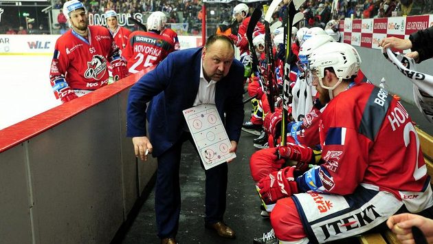 Trenér Pardubic Ladislav Lubina uděluje pokyny hráčům během extraligového utkání v Hradci Králové. Trenér Pardubic Ladislav Lubina uděluje pokyny hráčům během extraligového utkání v Hradci Králové.