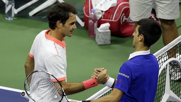 Roger Federer (vlevo) gratuluje Novaku Djokovičovi k triumfu na US Open. Roger Federer (vlevo) gratuluje Novaku Djokovičovi k triumfu na US Open.