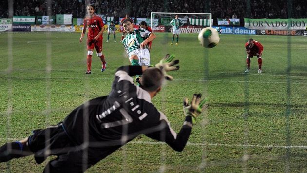 Josef Jindříšek z Bohemians proměňuje nařízenou penaltu. Josef Jindříšek z Bohemians proměňuje nařízenou penaltu.