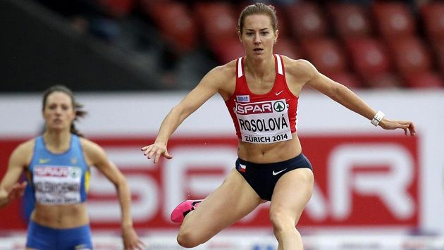Denisa Rosolová si běží pro hladký postup z rozběhu závodu na 400 metrů překážek. Denisa Rosolová si běží pro hladký postup z rozběhu závodu na 400 metrů překážek.