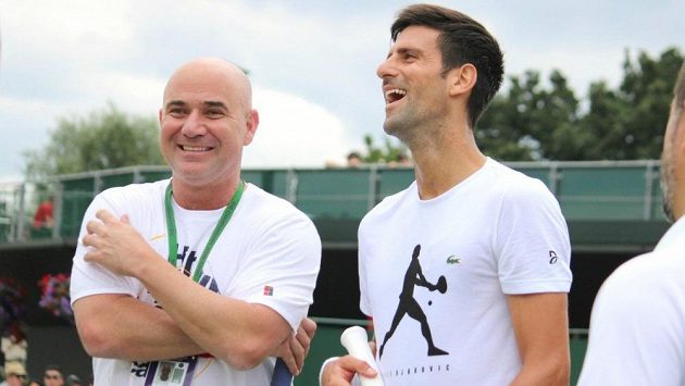 Novak Djokovič a Andre Agassi ve Wimbledonu. Novak Djokovič a Andre Agassi ve Wimbledonu.