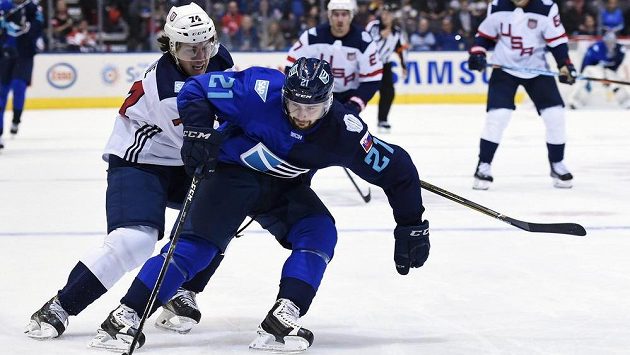 Útočník z Výběru Evropy Tomáš Tatar (vpředu) a americký útočník T.J. Oshie během zápasu Světového poháru. Útočník z Výběru Evropy Tomáš Tatar (vpředu) a americký útočník T.J. Oshie během zápasu Světového poháru.