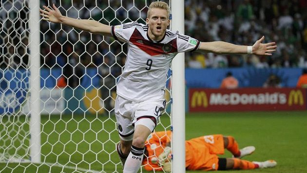André Schürrle slaví vedoucí gól Německa v osmifinále MS nad Alžírskem. André Schürrle slaví vedoucí gól Německa v osmifinále MS nad Alžírskem.