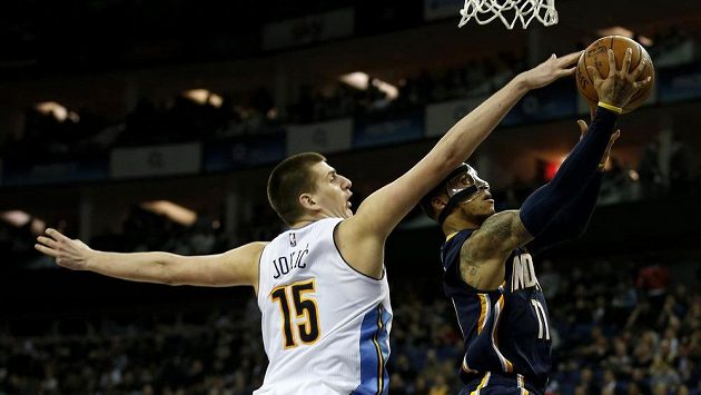 Monta Ellis z Indiany při střelbě, v zakončení se mu snaží zabránit Nikola Jokič z Denveru. Monta Ellis z Indiany při střelbě, v zakončení se mu snaží zabránit Nikola Jokič z Denveru.