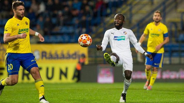 Tomáš Wágner ze Zlína a Joel Kayamba z Plzně. Tomáš Wágner ze Zlína a Joel Kayamba z Plzně.