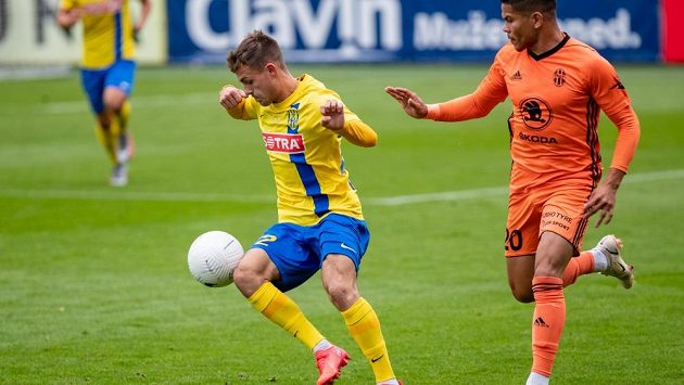 Opavský Matěj Helešic v utkání 3. kola MOL Cupu stíhaný mladoboleslavským Ewertonem Opavský Matěj Helešic v utkání 3. kola MOL Cupu stíhaný mladoboleslavským Ewertonem