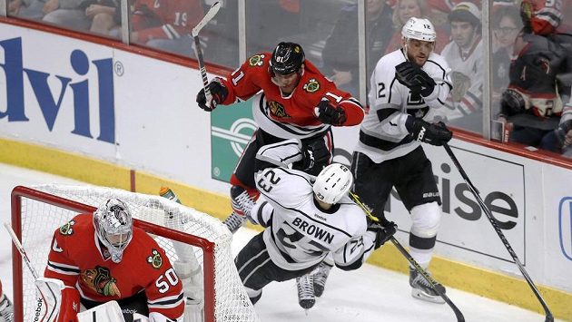 Útočník Chicaga Marián Hossa (za bránou vlevo) sráží k zemi kapitána Los Angeles Dustina Browna. Útočník Chicaga Marián Hossa (za bránou vlevo) sráží k zemi kapitána Los Angeles Dustina Browna.