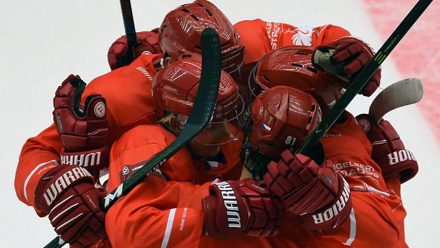 Hokejisté Třince se radují z postupu do čtvrtfinále Ligy mistrů. Pomohl jim k tomu i šestnáctiletý Adam Raška. Hokejisté Třince se radují z postupu do čtvrtfinále Ligy mistrů. Pomohl jim k tomu i šestnáctiletý Adam Raška.