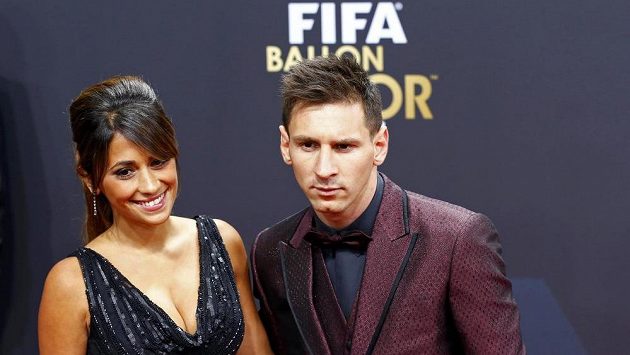 Argentinský fotbalista Lionel Messi dorazil na vyhlášení ankety Zlatý míč FIFA i s partnerkou Antonellou Roccuzzovou. Argentinský fotbalista Lionel Messi dorazil na vyhlášení ankety Zlatý míč FIFA i s partnerkou Antonellou Roccuzzovou.