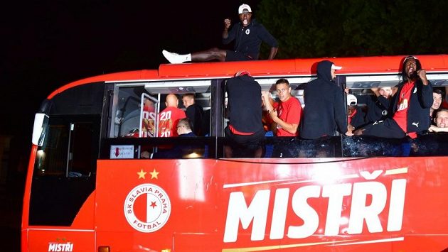 Zhruba kolem desáté hodiny večer vyrazil tým na triumfální jízdu otevřeným autobusem přes město. Vozidlo zdobily nápisy "mistři", klubový znak či dvě zlaté hvězdy, každá z nich symbolizující vždy po 10 titulech. Zhruba kolem desáté hodiny večer vyrazil tým na triumfální jízdu otevřeným autobusem přes město. Vozidlo zdobily nápisy "mistři", klubový znak či dvě zlaté hvězdy, každá z nich symbolizující vždy po 10 titulech.