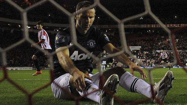 Zdrcený Ryan Giggs z Manchesteru United poté, co si v semifinále anglického Ligového poháru na hřišti Sunderlandu vstřelil vlastní gól. Zdrcený Ryan Giggs z Manchesteru United poté, co si v semifinále anglického Ligového poháru na hřišti Sunderlandu vstřelil vlastní gól.