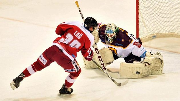 Olomoucký Marek Laš si na brankáře Jihlavy Larse Voldena nepřišel. Nováček si odvezl z Hané výhru 3:2 v prodloužení Olomoucký Marek Laš si na brankáře Jihlavy Larse Voldena nepřišel. Nováček si odvezl z Hané výhru 3:2 v prodloužení