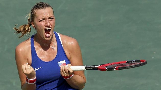 Otočila zápas a jde dál. Petra Kvitová postoupila do čtvrtfinále olympijského trunaje, když po velké bitvě porazila Rusku Jekatěrinou Makarovovou 4:6, 6:4 a 6:4. Otočila zápas a jde dál. Petra Kvitová postoupila do čtvrtfinále olympijského trunaje, když po velké bitvě porazila Rusku Jekatěrinou Makarovovou 4:6, 6:4 a 6:4.