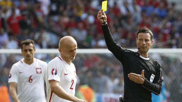 Rozhodčí Mark Clattenburg děluje žlutou kartu Polákovi Michalu Pazdanovi na ME. Rozhodčí Mark Clattenburg děluje žlutou kartu Polákovi Michalu Pazdanovi na ME.