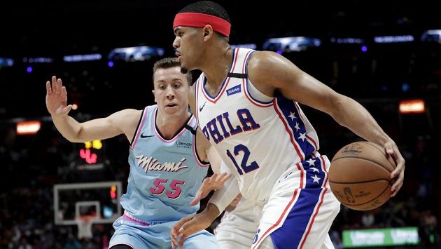 Tobias Harris (vpravo) z Philadelphie se snaží obejít Duncana Robinsona z Miami. Tobias Harris (vpravo) z Philadelphie se snaží obejít Duncana Robinsona z Miami.