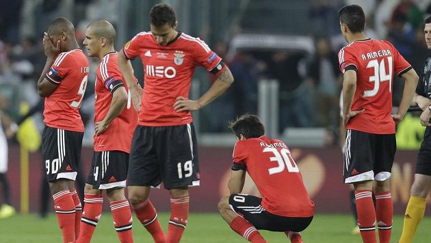 Ani na osmý pokus to nevyšlo. Fotbalisté Benfiky opět prohráli finálový duel, tentokrát nezvládli penaltovou loterii se Sevillou. Ani na osmý pokus to nevyšlo. Fotbalisté Benfiky opět prohráli finálový duel, tentokrát nezvládli penaltovou loterii se Sevillou.