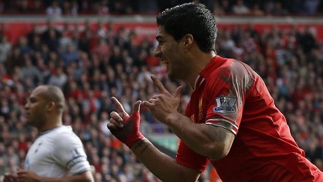 Kanonýr Liverpoolu Luis Suárez slaví svůj gól do sítě Tottenhamu. Kanonýr Liverpoolu Luis Suárez slaví svůj gól do sítě Tottenhamu.