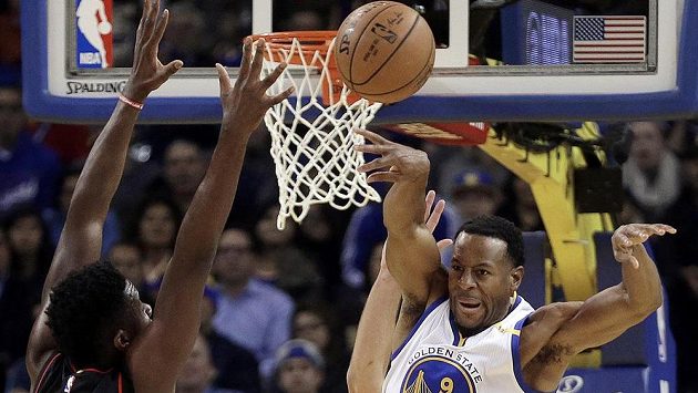 Andre Iguodala z Golden State Warriors (vpravo) bráněný Clintem Capelou (15) během utkání NBA. Andre Iguodala z Golden State Warriors (vpravo) bráněný Clintem Capelou (15) během utkání NBA.