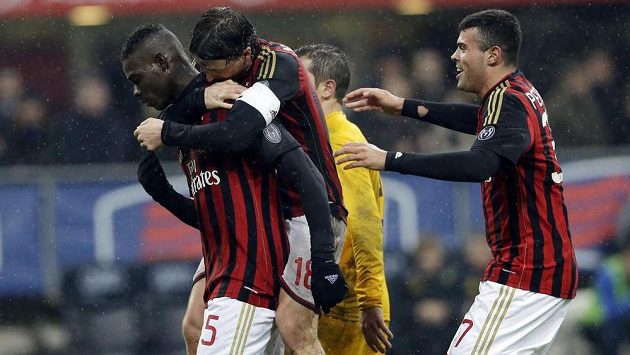 Mario Balotelli (vlevo) a jeho spoluhráči z AC Milán Riccardo Montolivo a Andrea Petagna se radují z výhry. Mario Balotelli (vlevo) a jeho spoluhráči z AC Milán Riccardo Montolivo a Andrea Petagna se radují z výhry.