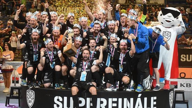 Premiéroví mistři. Florbalisté Mladé Boleslavi se radují ze zisku prvního extraligového titulu v historii klubu. Premiéroví mistři. Florbalisté Mladé Boleslavi se radují ze zisku prvního extraligového titulu v historii klubu.