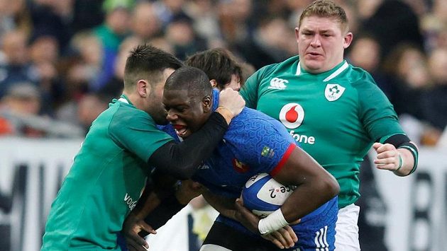 Francouz Yacouba Camara s míčem v duelu proti Irsku. Francouz Yacouba Camara s míčem v duelu proti Irsku.