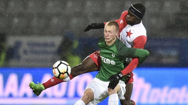 Ondřej Mihálik (vlevo) z Jablonce v tvrdém souboji s Michaelem Ngadeuem ze Slavie. Ondřej Mihálik (vlevo) z Jablonce v tvrdém souboji s Michaelem Ngadeuem ze Slavie.