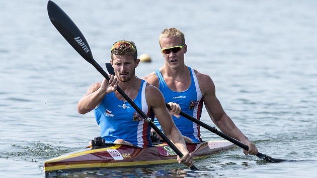 Deblkajakáři Jakub Špicar (vpředu) a Jakub Zavřel v Račicích během přípravy na mistrovství světa. Deblkajakáři Jakub Špicar (vpředu) a Jakub Zavřel v Račicích během přípravy na mistrovství světa.