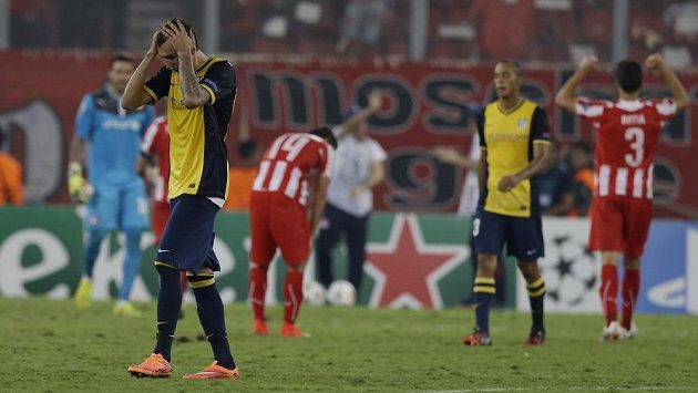 Zklamaný útočník Atlétika Madrid Mario Mandzukič (vlevo) po porážce na hřišti Olympiakosu. Zklamaný útočník Atlétika Madrid Mario Mandzukič (vlevo) po porážce na hřišti Olympiakosu.