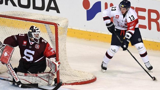 Český útočník Linköpingu Jakub Vrána a brankář Sparty Rastislav Staňa v osmifinále LM. Český útočník Linköpingu Jakub Vrána a brankář Sparty Rastislav Staňa v osmifinále LM.