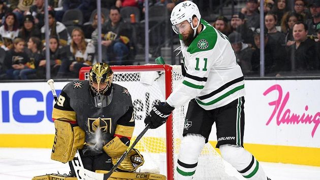 Český útočník Dallasu Stars Martin Hanzal se snaží prosadit před brankou Vegas Golden Knights během utkání NHL. Český útočník Dallasu Stars Martin Hanzal se snaží prosadit před brankou Vegas Golden Knights během utkání NHL.