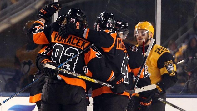 Jakub Voráček oslavuje se spoluhráči branku do sítě Pittsburghu. Jakub Voráček oslavuje se spoluhráči branku do sítě Pittsburghu.