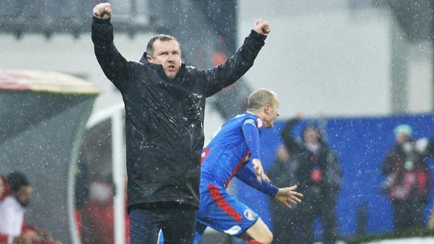 Trenér Plzně Pavel Vrba se raduje z gólu Viktorie. Trenér Plzně Pavel Vrba se raduje z gólu Viktorie.