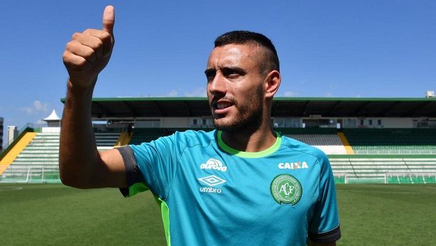 Přeživší Alan Ruschel z týmu Chapecoense se vrací k fotbalu. Přeživší Alan Ruschel z týmu Chapecoense se vrací k fotbalu.