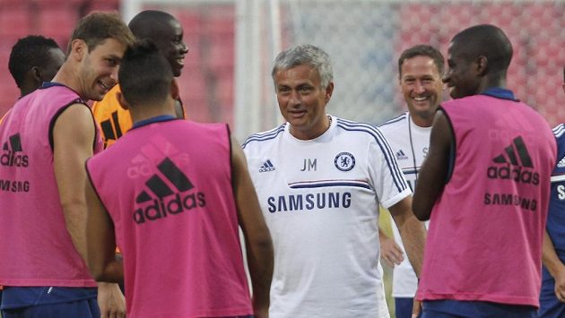 Kouč Chelsea José Mourinho při soustředění v Bangkoku. Kouč Chelsea José Mourinho při soustředění v Bangkoku.