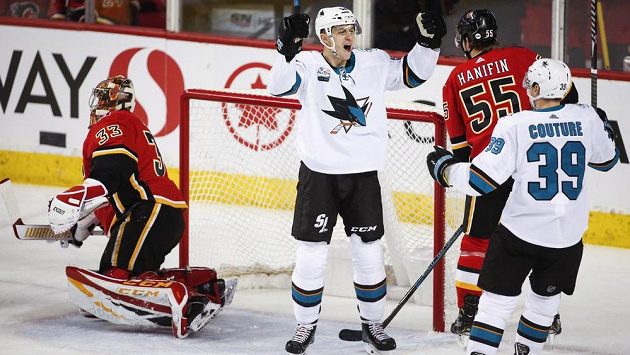 Hokejista San Jose Lukáš Radil se raduje z gólu proti Calgary. Hokejista San Jose Lukáš Radil se raduje z gólu proti Calgary.