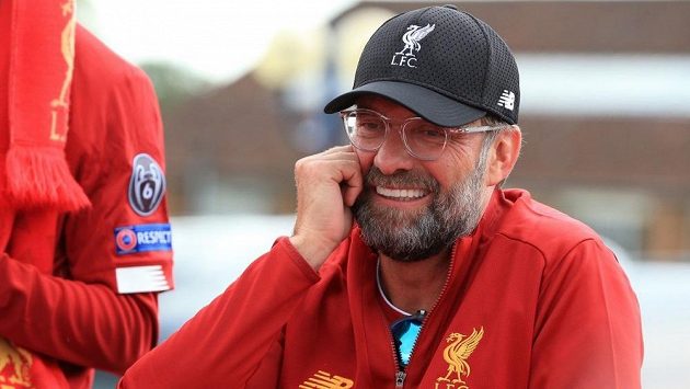 Jürgen Klopp během spanilé jízdy v ulicích Liverpoolu konané v rámci oslav vítězství klubu v Lize mistrů. Jürgen Klopp během spanilé jízdy v ulicích Liverpoolu konané v rámci oslav vítězství klubu v Lize mistrů.