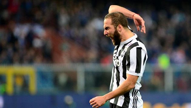 Naštvaná reakce útočníka Juventusu Gonzala Higuaína. Naštvaná reakce útočníka Juventusu Gonzala Higuaína.