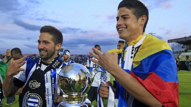 Záložník Joao Moutinho (vlevo) a jeho spoluhráč James Rodríguez se radují ze zisku portugalského titulu. Teď oba hráči míří do Monaka. Záložník Joao Moutinho (vlevo) a jeho spoluhráč James Rodríguez se radují ze zisku portugalského titulu. Teď oba hráči míří do Monaka.