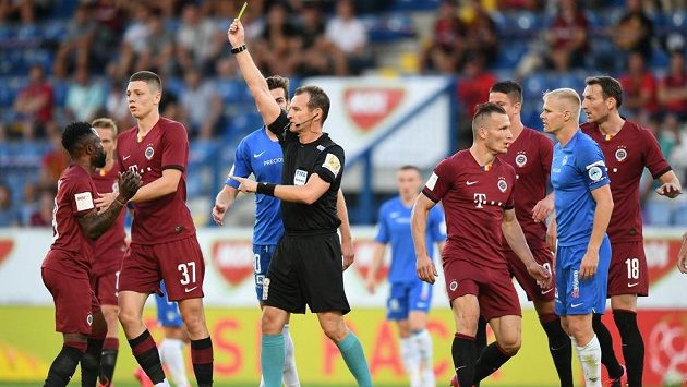 Fotbalista Sparty Guélor Kanga právě dostal žlutou kartu od rozhodčího Královce ve finále MOL Cupu. Fotbalista Sparty Guélor Kanga právě dostal žlutou kartu od rozhodčího Královce ve finále MOL Cupu.