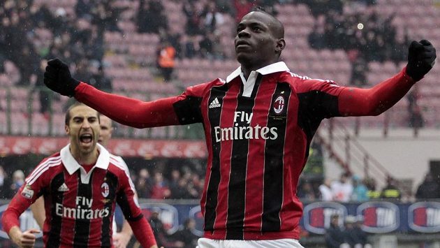 Útočník AC Milán Mario Balotelli slaví gól. Útočník AC Milán Mario Balotelli slaví gól.
