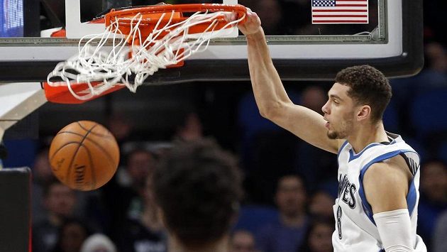 Smečařský král Zach LaVine z Minnesoty Timberwolves přijde kvůli zraněnému kolenu o zbytek sezóny v NBA Smečařský král Zach LaVine z Minnesoty Timberwolves přijde kvůli zraněnému kolenu o zbytek sezóny v NBA