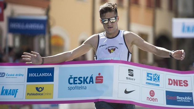 Vítěz půlmaratónu Jiří Homoláč. Vítěz půlmaratónu Jiří Homoláč.