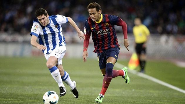 Zaluda z Realu Sociedad (vlevo) stíhá Neymara z Barcelony. Zaluda z Realu Sociedad (vlevo) stíhá Neymara z Barcelony.