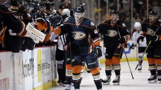 Hokejista Jiří Sekáč po svém první gólu za Anaheim, který shodou okolností vstřelil také proti Coloradu. Hokejista Jiří Sekáč po svém první gólu za Anaheim, který shodou okolností vstřelil také proti Coloradu.