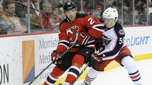 Český hokejový obránce Marek Židlický (vlevo) ještě v dresu New Jersey. Český hokejový obránce Marek Židlický (vlevo) ještě v dresu New Jersey.