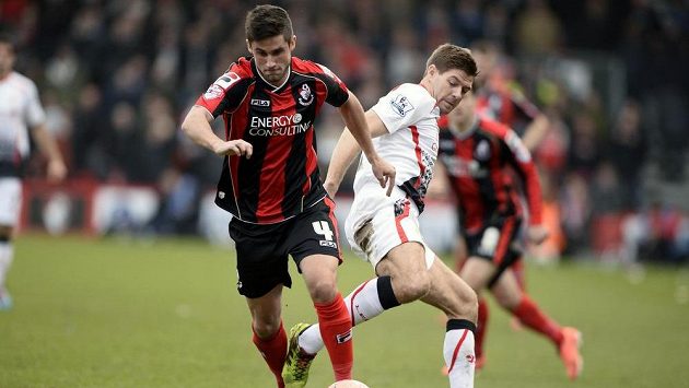 Záložník Liverpoolu Steven Gerrard v souboji o míč s Andrew Surmanem z Bournemouthu. Záložník Liverpoolu Steven Gerrard v souboji o míč s Andrew Surmanem z Bournemouthu.