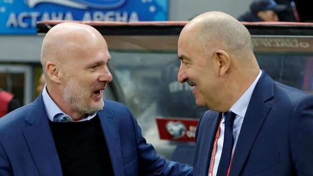 Kouč Kazachstánu Michal Bílek (vlevo) a ruský trenér Stanislav Čerčesov před utkáním kvalifikace ME. Kouč Kazachstánu Michal Bílek (vlevo) a ruský trenér Stanislav Čerčesov před utkáním kvalifikace ME.