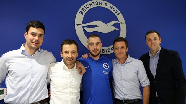 Zleva manažeři Sport Invest International Jindřich Šťastný, Viktor Kolář, záložník Jiří Skalák a agenti z londýnské pobočky Sport Investu Eliot Van Til a Michael Hollands. Zleva manažeři Sport Invest International Jindřich Šťastný, Viktor Kolář, záložník Jiří Skalák a agenti z londýnské pobočky Sport Investu Eliot Van Til a Michael Hollands.